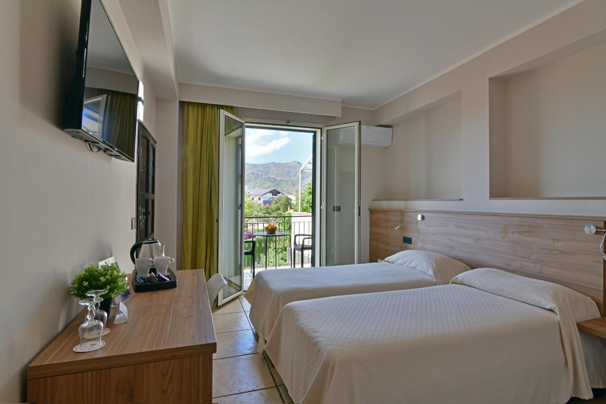 Hotel & Apartments Villa Linda Giardini Naxos Dış mekan fotoğraf